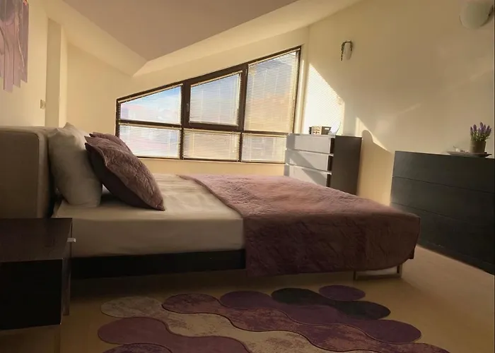 Art In With Mountain View Apartment