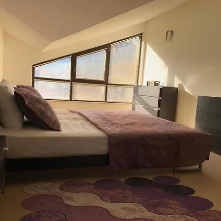 Art In With Mountain View Apartment